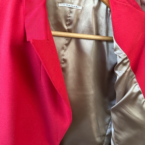 Beautiful TAHARI jacket with unique sleeves and light lining.$47 size Medium - Picture 4 of 4